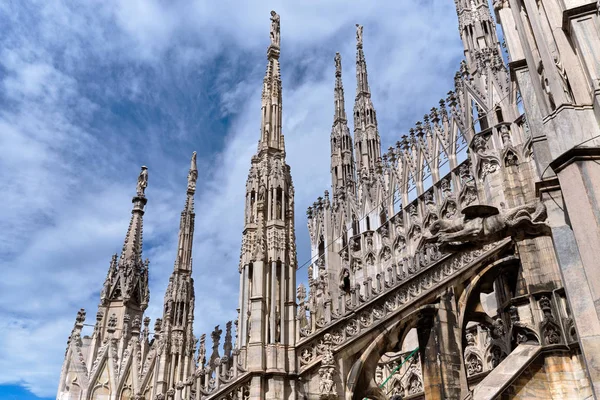 Şaşırtıcı gotik katedral Duomo di Milano görünümü.