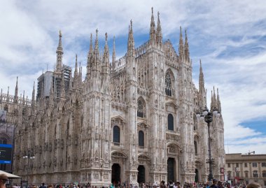 Şaşırtıcı gotik katedral Duomo di Milano görünümü.
