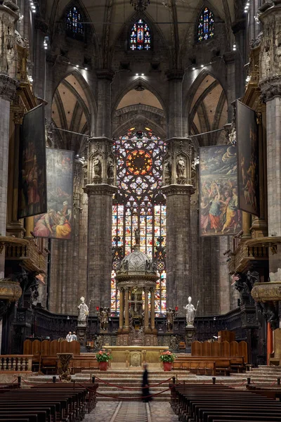 Duomo di Milano iç, vitray pencere.  