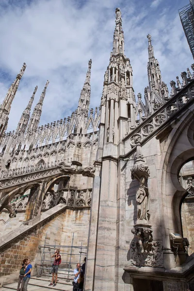 Şaşırtıcı gotik katedral Duomo di Milano görünümü.