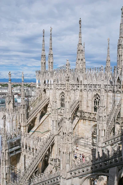素晴らしいゴシック様式の大聖堂ドゥオーモ・ディ・ミラノの眺め. — ストック写真