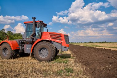 Traktör pulluk lar tarla, ekim için yetiştiriciler toprak