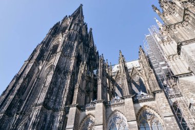 Kolner Dom inanılmaz gotik cephe üzerinde alt görünümü 