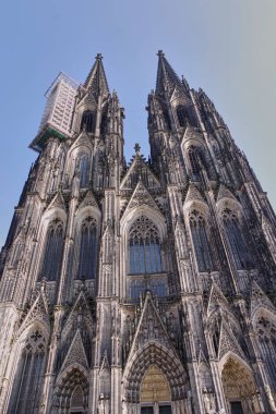 Kolner Dom inanılmaz gotik cephe üzerinde alt görünümü 