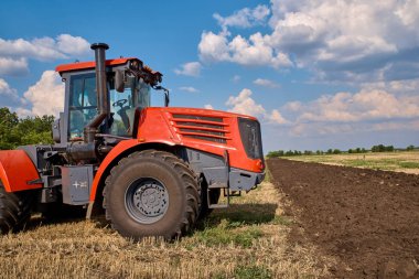 Traktör pulluk lar tarla, ekim için yetiştiriciler toprak