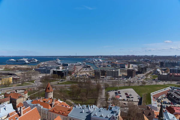 Luftaufnahme über der historischen Innenstadt von Tallinn. — Stockfoto