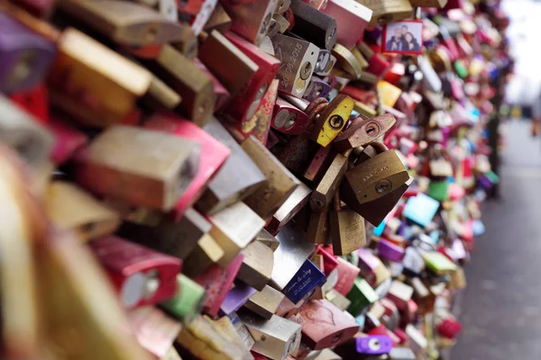 Renkli metal yastık kilitleri, sonsuz aşkın sembolü.