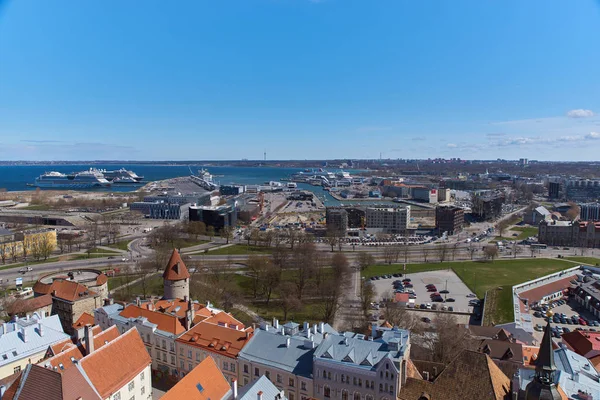 Luftaufnahme über der historischen Innenstadt von Tallinn. — Stockfoto