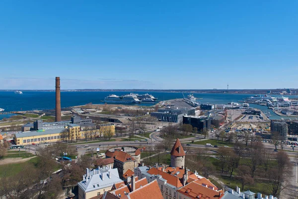 Luftaufnahme über der historischen Innenstadt von Tallinn. — Stockfoto