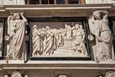 melek şeklinde oyulmuş taş figürleri sanat eseri