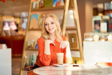 Büyük mavi gözlü ve sarı saçlı tasarımcı