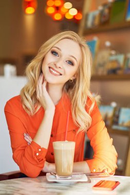 Karşı masada oturan kız dikey çekim