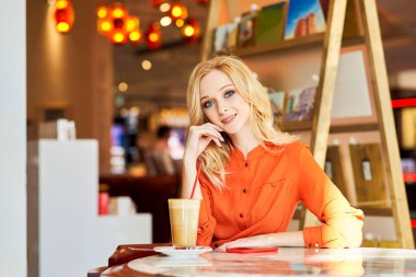 Büyük mavi gözlü ve sarı saçlı tasarımcı
