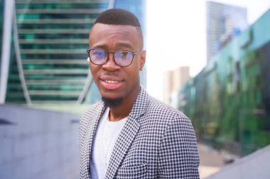 Şık Afrikalı adam kamera dostu gülümseyen.