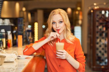 Büyük mavi gözlü ve sarı saçlı mutlu tasarımcı