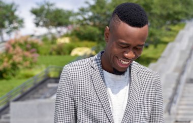 Neşeli Afro Amerikan kahkaha ile aşağı bakıyor