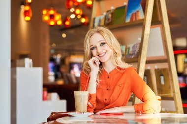 Büyük mavi gözlü ve sarı saçlı tasarımcı