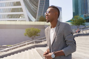  Genç çekici koyu tenli yabancı bir atış