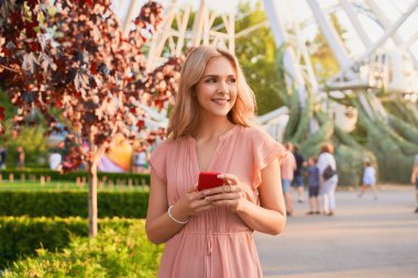 kadın bir akıllı telefon kullanır, sevgilisine Sms yazıyor