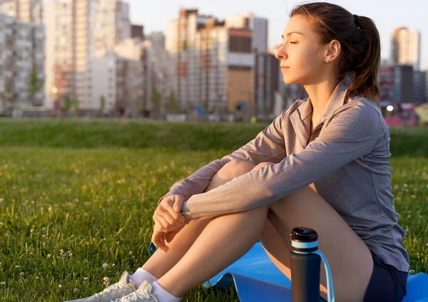 Menina calma depois de um intenso exercício descansando — Fotografia de Stock