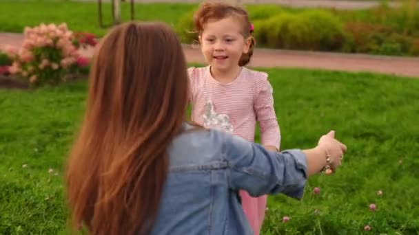 Lieve kleine meid loopt gelukkig naar haar moeder. — Stockvideo