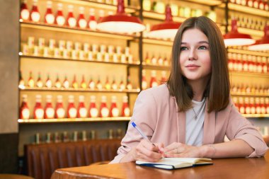 kız defter, kalem ile düşüncelerini yazıyor