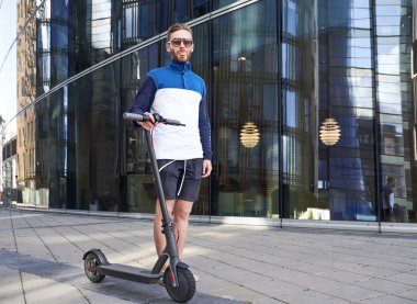 Adam çevre ye önem ve scooter ile seyahat ediyor