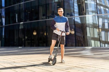 Adam çevre ye önem ve scooter ile seyahat ediyor