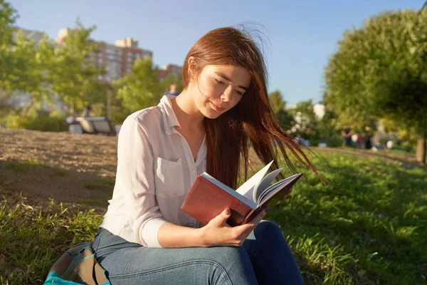 Hübsche kaukasische Studentin liest Notizen im Stadtpark — Stockfoto