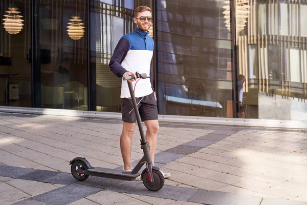 Adam çevre ye önem ve scooter ile seyahat ediyor