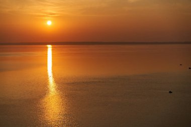 Şafak erken sabah geniş uzun Volga nehri üzerinde