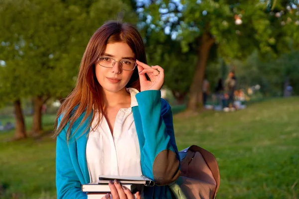 Ritratto di grazioso studente nel verde giardino della città — Foto Stock