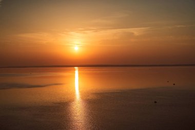 Şafak erken sabah geniş uzun Volga nehri üzerinde