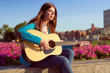 Yeni şarkı besteoldukça yetenekli genç müzisyen.