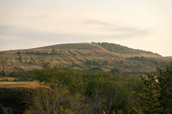 Fantastiskt landskap med himmel, klippa, berg, väg — Stockfoto