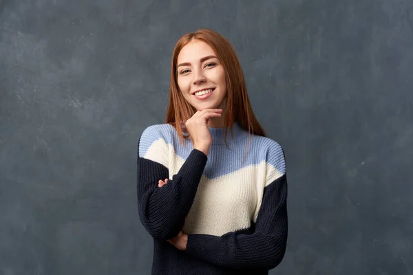 Menina jovem em suéter azul quente isolado na parede . — Fotografia de Stock