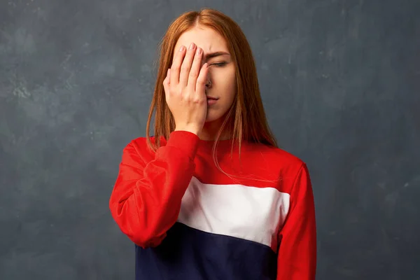 La giovane donna si mette faccia a faccia nella vergogna. facepalm — Foto Stock