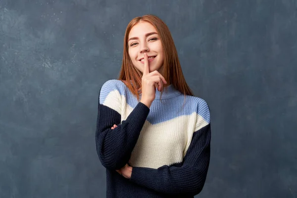 따뜻 한 푸른 스웨터를 입고 벽에 고립된 소녀. — 스톡 사진