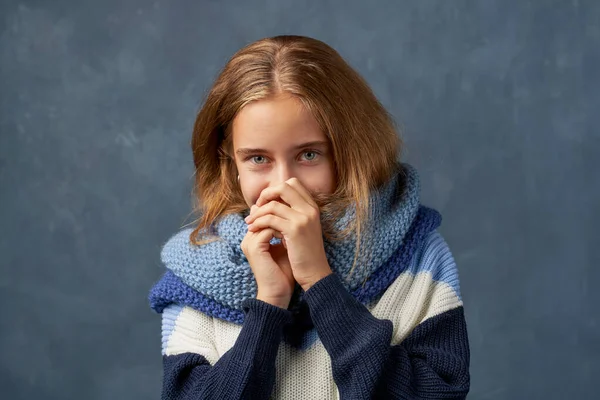 Teenage dívka blondýny v teplém svetru izolované stěny — Stock fotografie