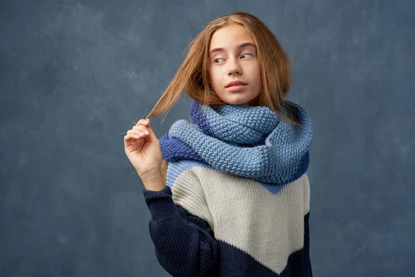 Tonåring flicka blond i varm tröja isolerad vägg — Stockfoto