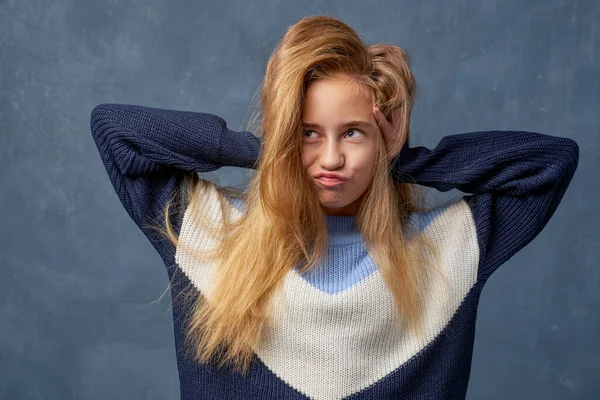 Teenage dívka blondýny v teplém svetru izolované stěny — Stock fotografie