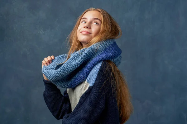 Tonåring flicka blond i varm tröja isolerad vägg — Stockfoto