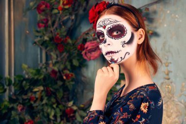 Ölü bayram günü. Cadılar Bayramı. Kostüm giymiş insanlar