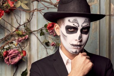 Ölü bayram günü. Cadılar Bayramı. Kostüm giymiş insanlar