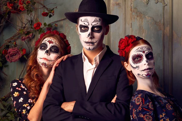 Giorno di vacanza morta. Halloween. Persone in costume — Foto Stock