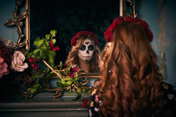 De dag van de dode vakantie. Halloween. Mensen in kostuum — Stockfoto