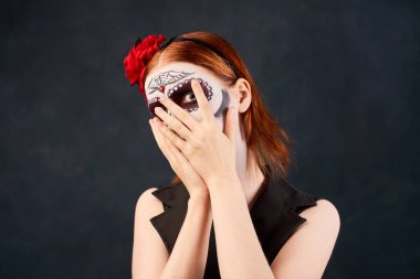 Ölü bayram günü. Cadılar Bayramı. Kostüm giymiş insanlar