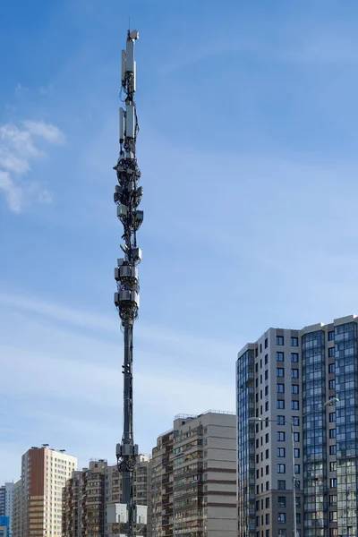 Mobiltelefon-torony megfigyelő- és irányító berendezésekkel, antennákkal, jeladókkal és jelismétlőkkel mobil kommunikációhoz és az internethez Stock Fotó