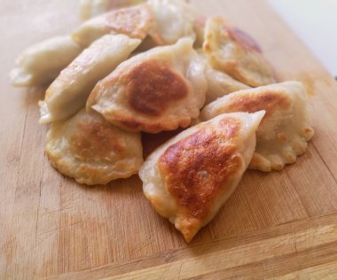 iyi pişmiş, ahşap kesici üzerinde kızarmış köfte