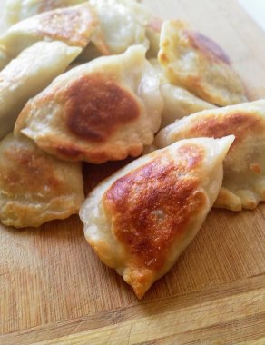 iyi pişmiş, ahşap kesici üzerinde kızarmış köfte